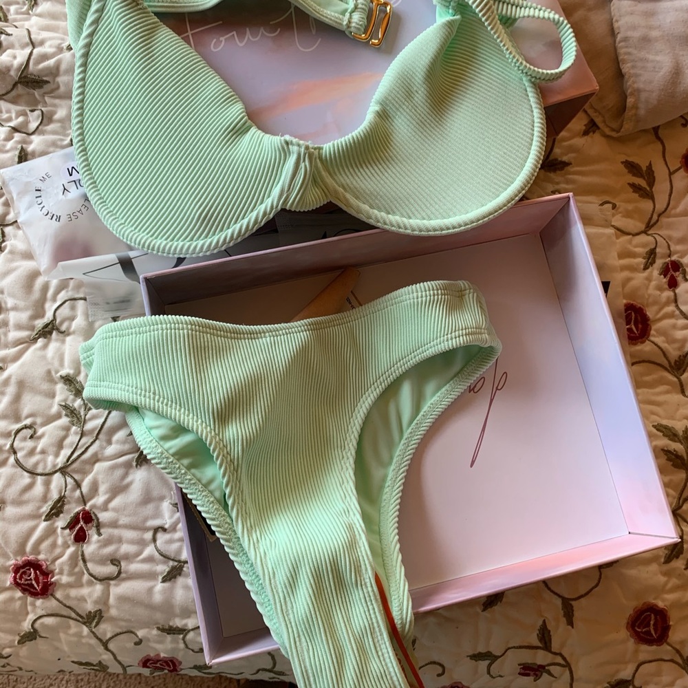 437 Mint Aria Top and bottoms
